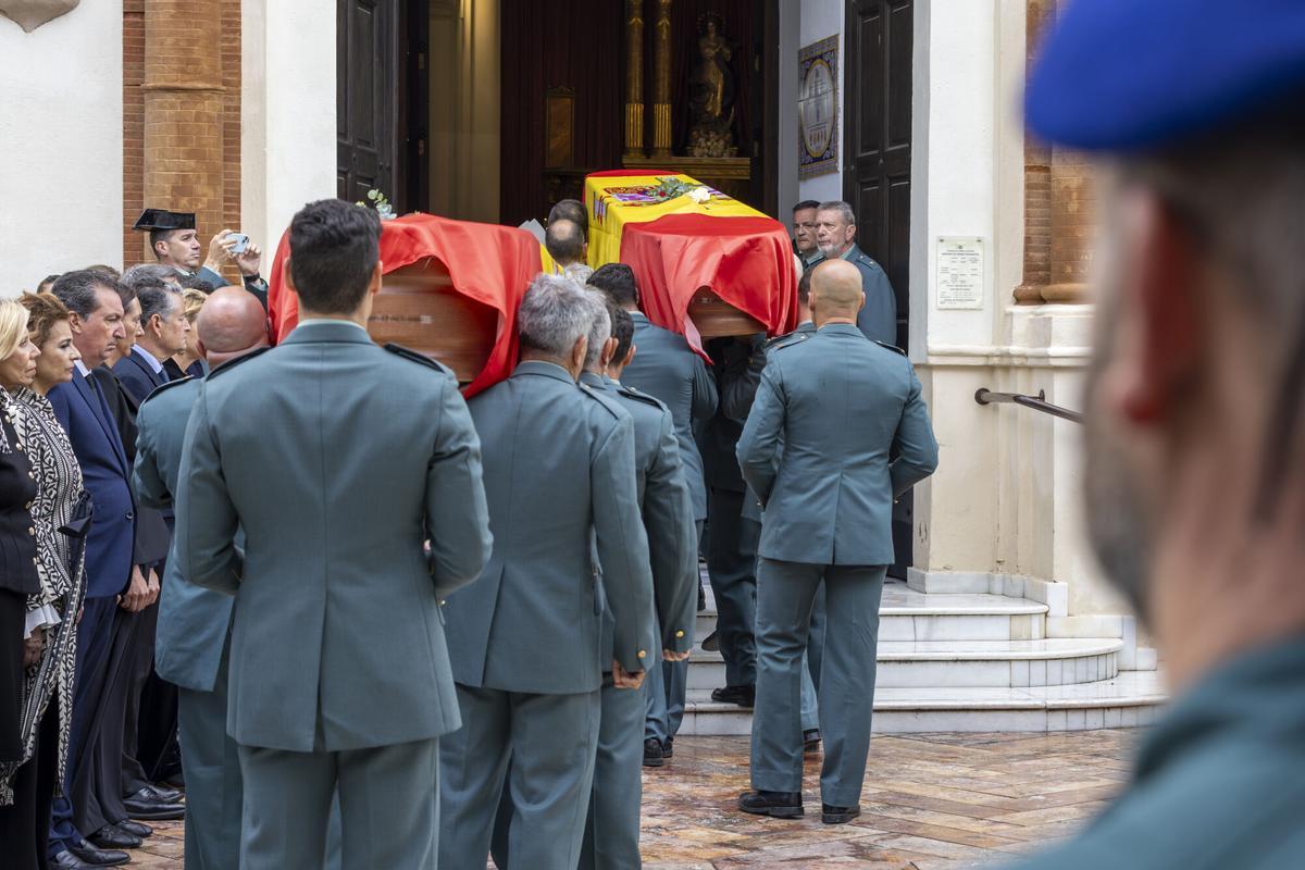 Féretros entrando en la Iglesia de la Concepción de Huelva.