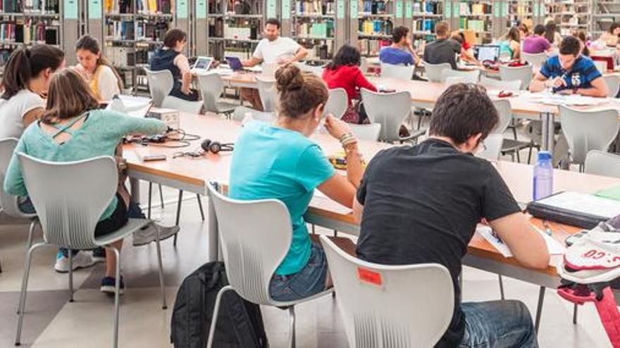 Estudiants a la biblioteca