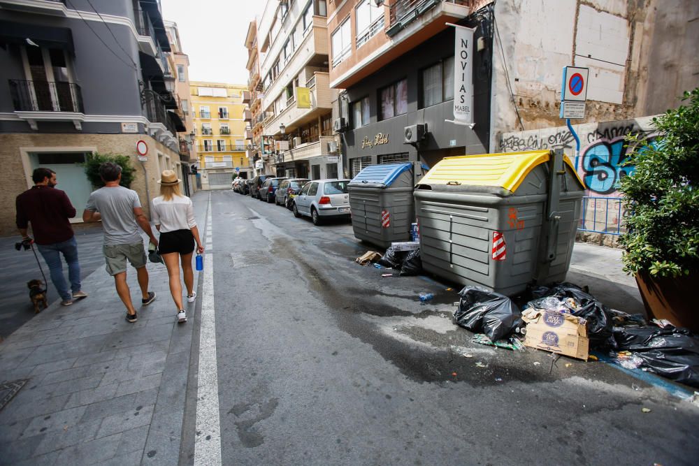 La basura vuelve a acumularse tras la segunda noche de huelga