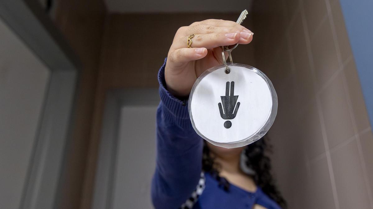 Al baño solo en el recreo