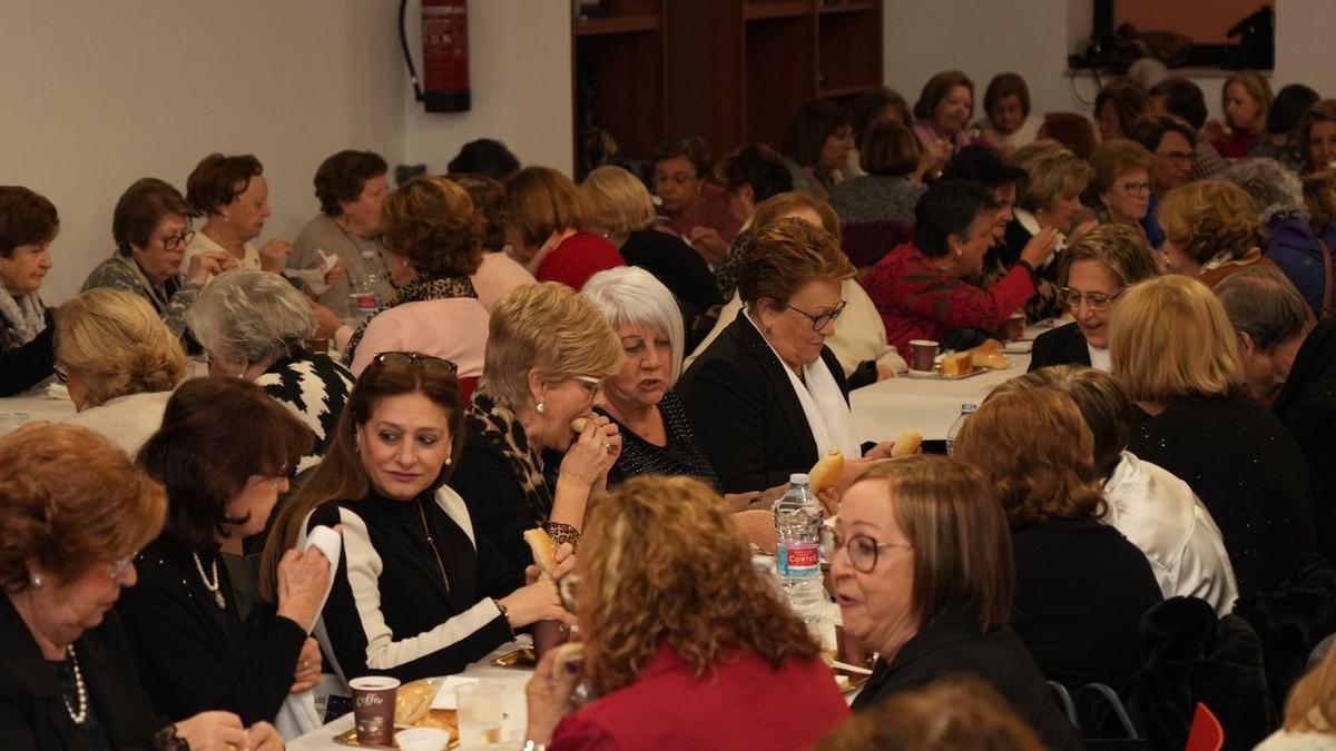 Unes 120 dones van disfrutar del berenar que, tradicionalment, s’ofereix a Vila-real després de la missa per Santa Àgueda.