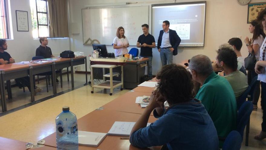 Ignacio Rial (derecha) con María Teresa Caneda y Martín Villanueva, en la inauguración de los cursos de soldadura en la escuela náutica de Bueu.//Santos Álvarez