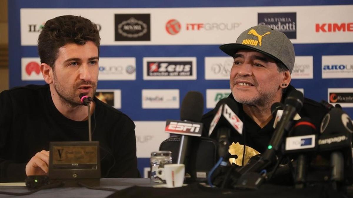 Maradona, junto al actor y director teatral Alessandro Siani, en la rueda de prensa de este domingo.