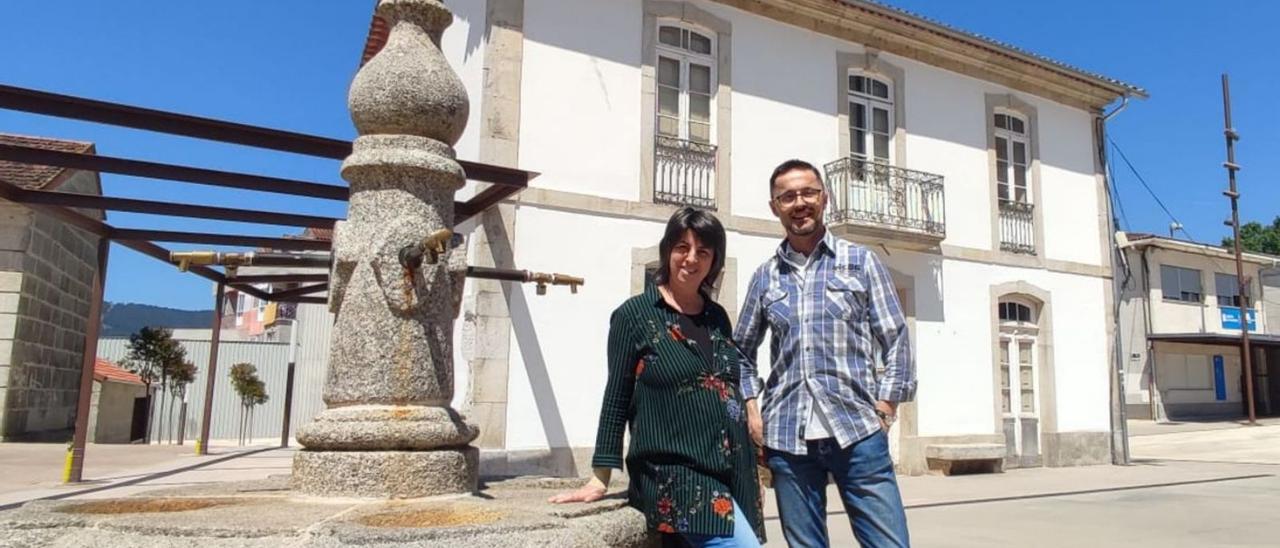 Jorge Álvarez, nieto de Teonila, junto a su mujer Carmen Alonso, delante de la casa. |   // FDV