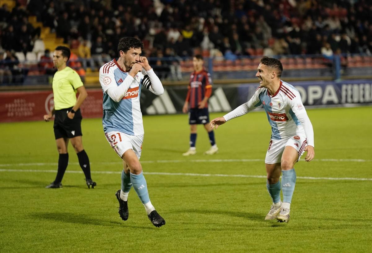 Samu Rodríguez celebra un gol junto a Pablo Antas.