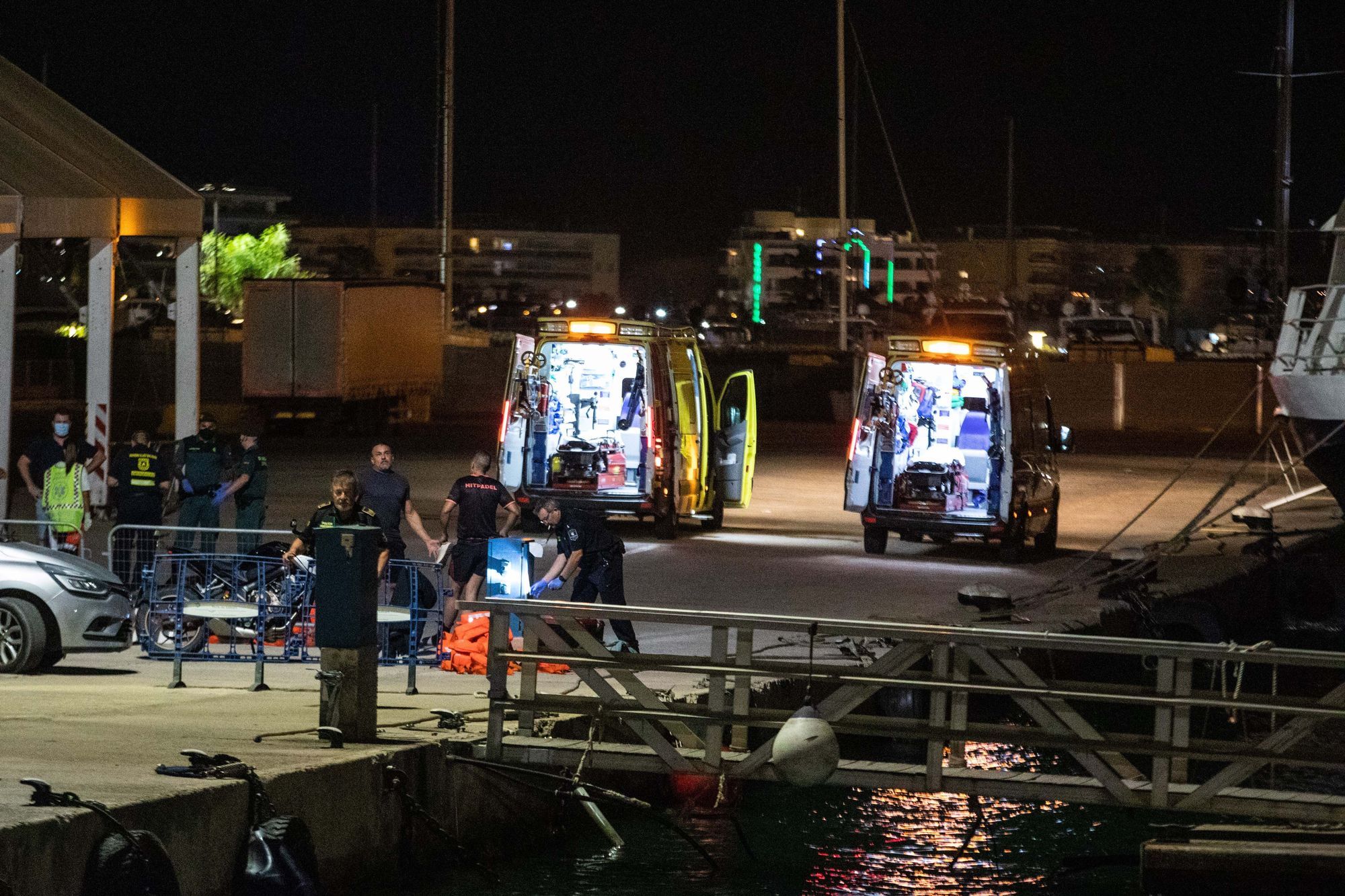 Un ferry choca contra un islote en Ibiza