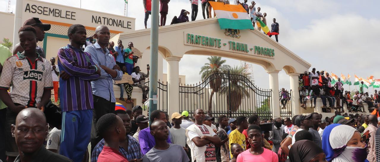 Manifestantes participan en una protesta en apoyo de los golpistas en la capital de Níger, Niamey.