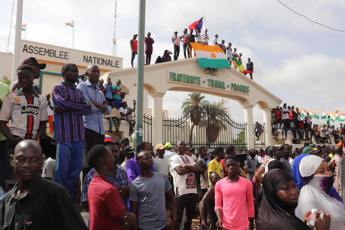 Manifestantes participan en una protesta en apoyo de los golpistas en la capital de Níger, Niamey. Manifestantes participan en una protesta en apoyo de los golpistas en la capital de Níger, Niamey.