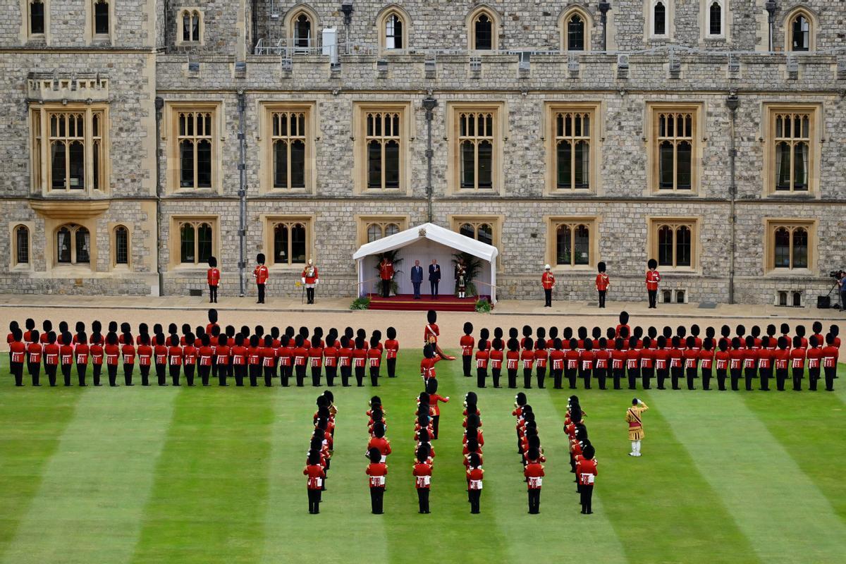 El presidente de los Estados Unidos, Joe Biden, es recibido por el rey Carlos III de Gran Bretaña durante una ceremonia de bienvenida en el Castillo de Windsor