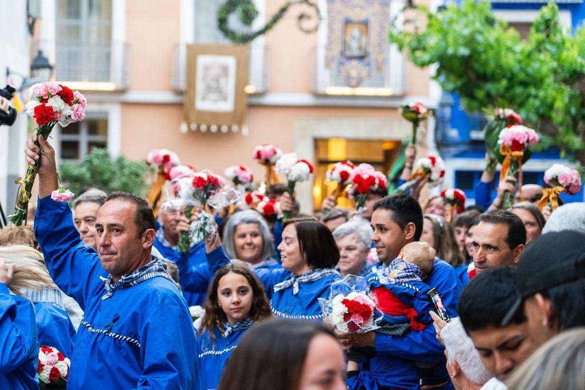 Más de 4000 personas participan en la Ofrenda Floral a la patrona con la que La Vila celebra el milagro de las Lágrimas de Santa Marta el 8 de mayo de 1653