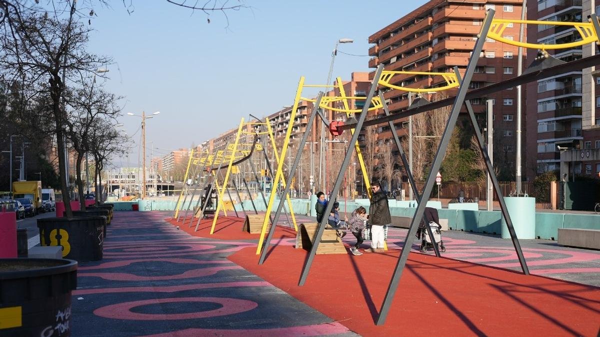 Inaugurat un parc amb tirolines a la nova zona per als vianants de les Glòries a Barcelona