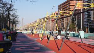 Parque con tirolinas en la nueva zona peatonal de Glòries en Barcelona