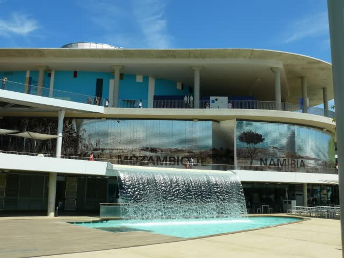 Cascada de los pabellones de África en la Expo 2008, proyectados por Nussli.