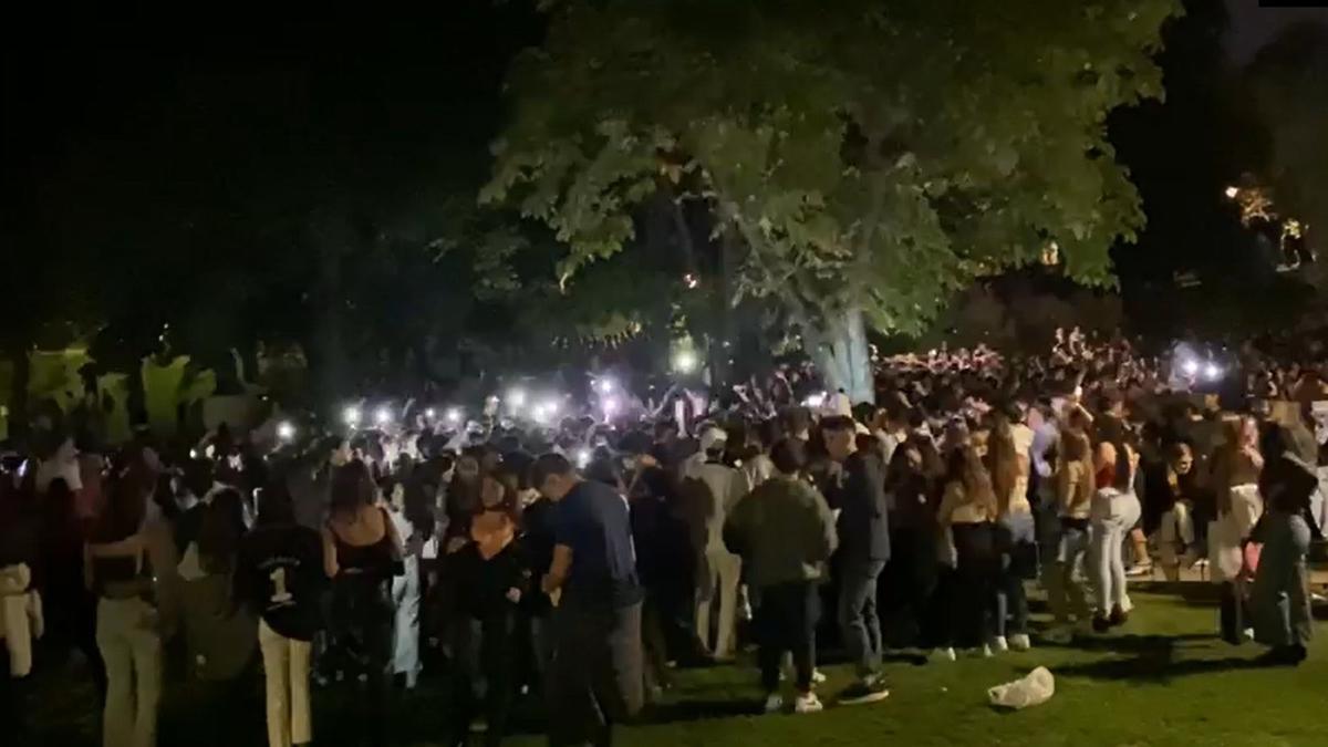 Cientos de jóvenes se concentran haciendo botellón en Madrid.