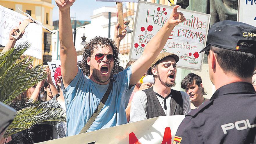 Protesta en la toma de posesión de la nueva corporación municipal de Badajoz.