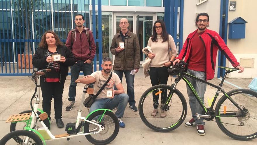 Voluntarios que recogieron ayer sus sensores.