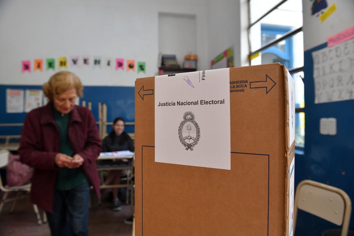 Abren los centros de votación para la segunda vuelta de las presidenciales en Argentina