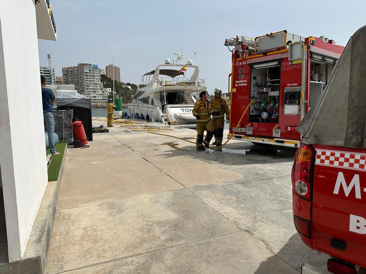 Los bomberos de Palma han utilizado un camión cisterna para extinguir el fuego