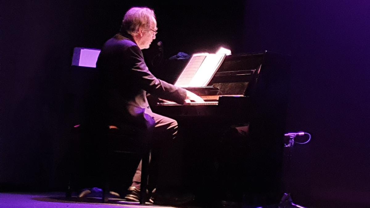 El pianista es el veterano Antoni-Olaf Sabater, toda una garantía a las teclas.