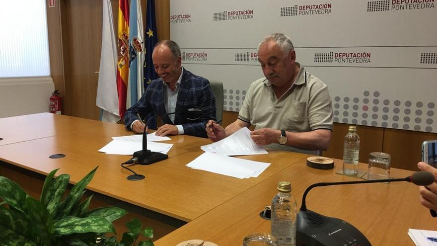 Firma del acuerdo de Gobierno entre Regades y Mosquera esta mañana en la diputación.