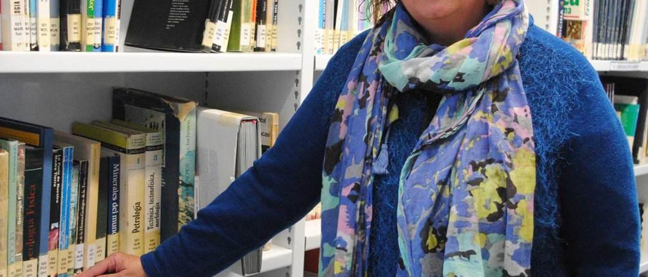 Elena Marcos, con libros de la biblioteca de la Pola.