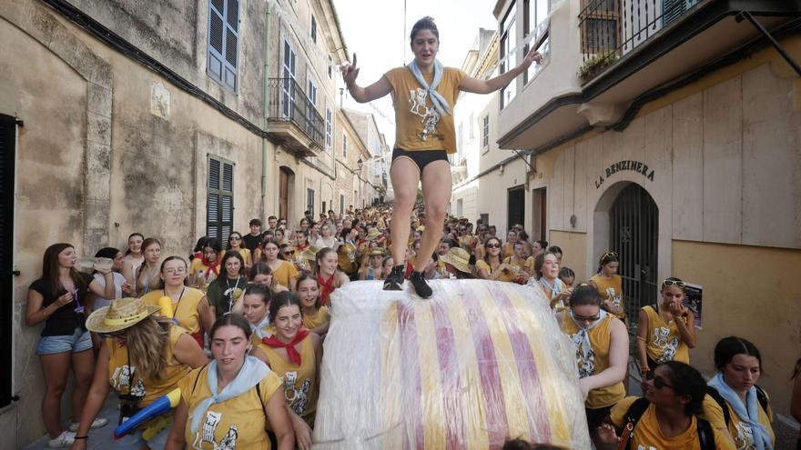 Sencelles se entrega a l’Embala’t: 20 ediciones de tradición, paja, agua y fiesta