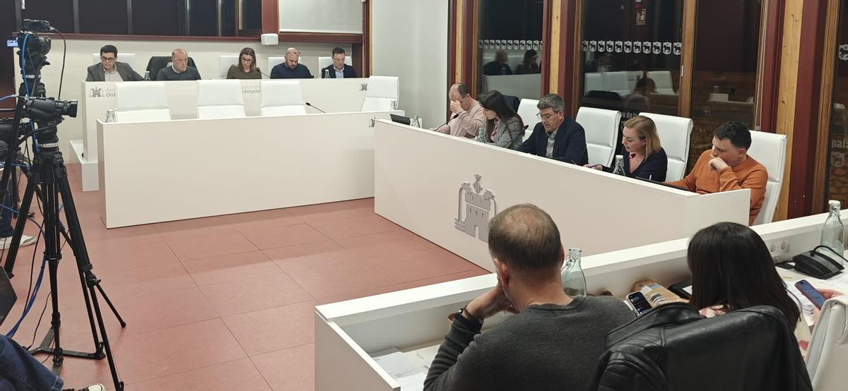 El pleno de Ontinyent, con los asientos de Compromís vacíos.