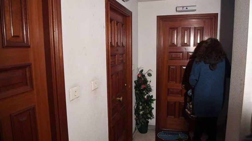 Primer piso del edificio en el que residía el detenido en Arteixo.