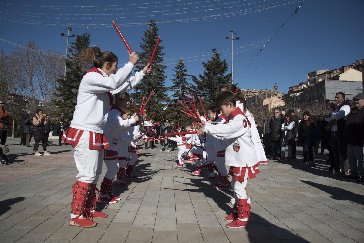 Interpretació del ball de bastons en el marc de la Festa de Sant Sebastià