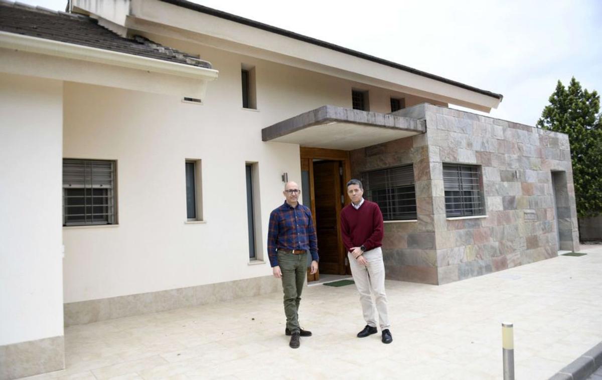 Julián Ruiz y Manuel Ayuso en la entrada del hogar. | ISRAEL SÁNCHEZ