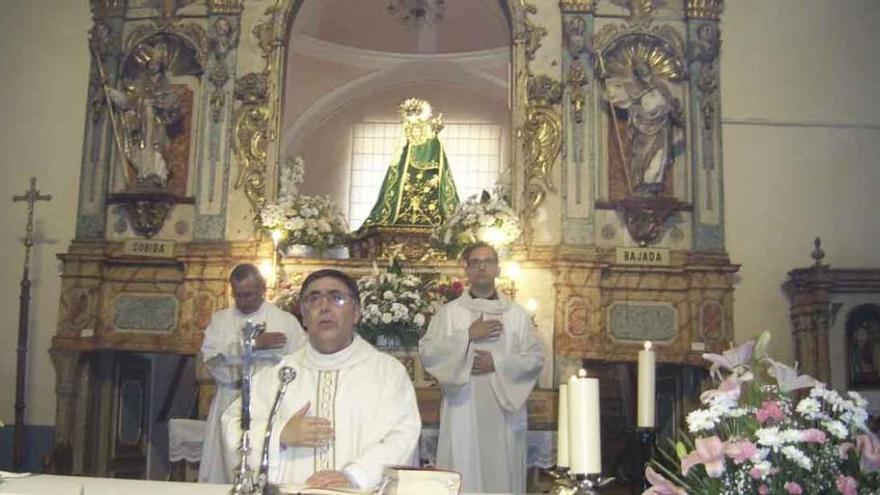 Los sacerdotes durante los oficios de la Santa Misa .