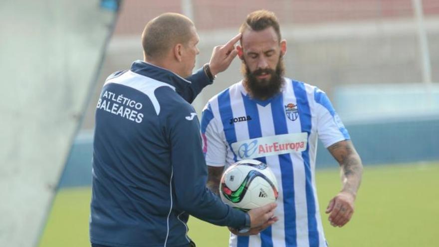 Der neue Balears-Trainer Christian Ziege gibt seinem Spieler Joan Vich Anweisungen