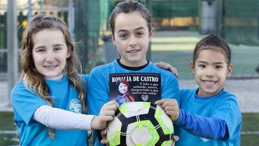 Tres jugadoras de la escuela de fútbol femenino muestran la tarjeta que entregarán al rival. // EFF Rosalía