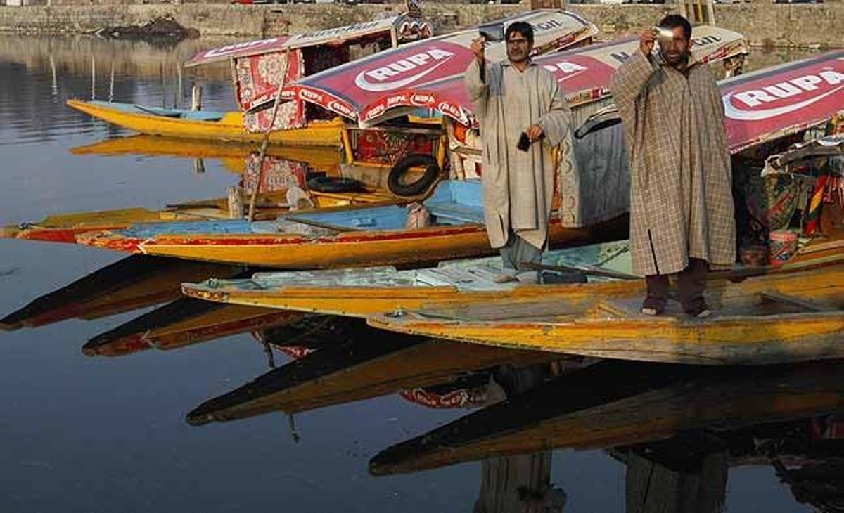 Barquers miren l’eclipsi a través de pel·lícules negres al llac Dal de Srinagar (Índia).