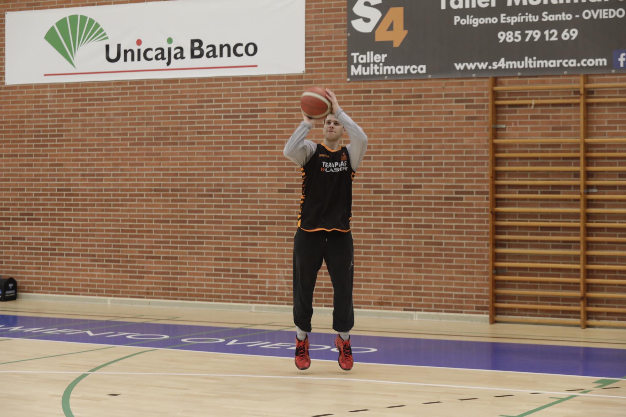 Entrenamiento del Oviedo Club Baloncesto en Pumarín