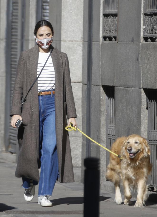 Look Tamara Falcó con vaqueros anchos