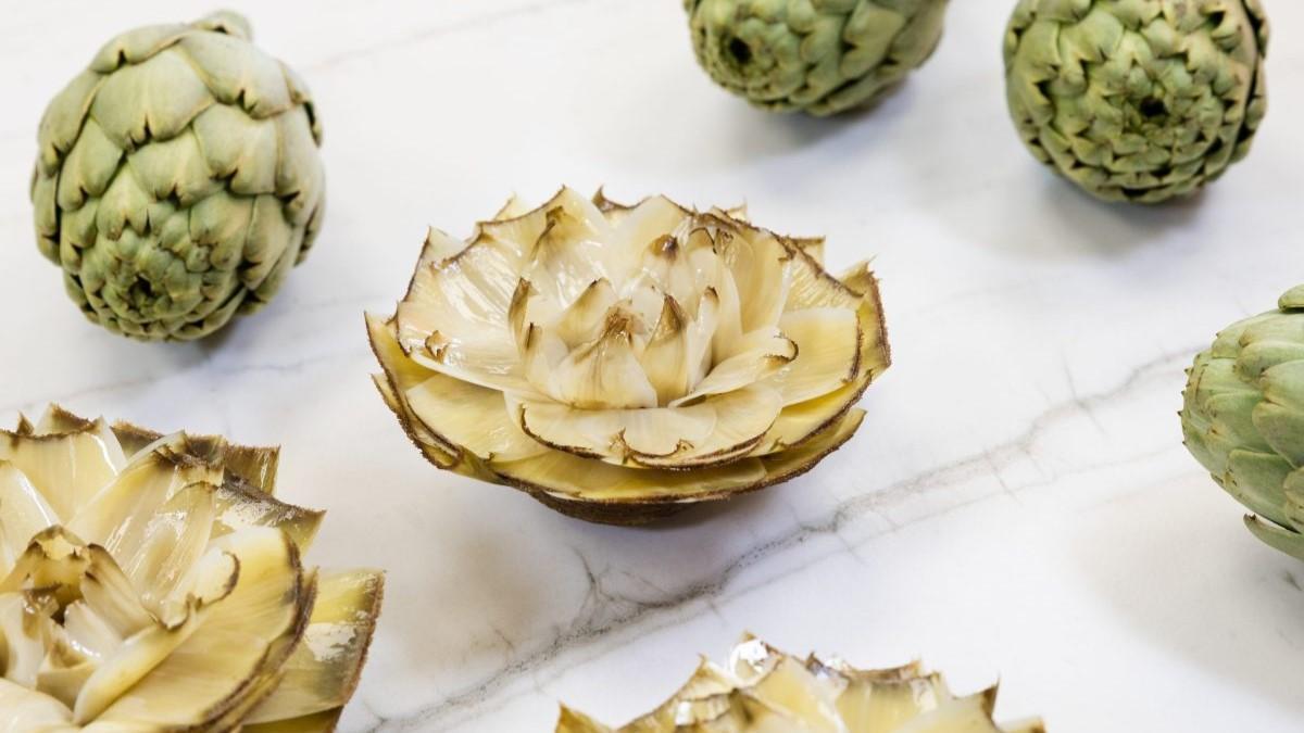 Una flor de alcachofa de quinta gama.