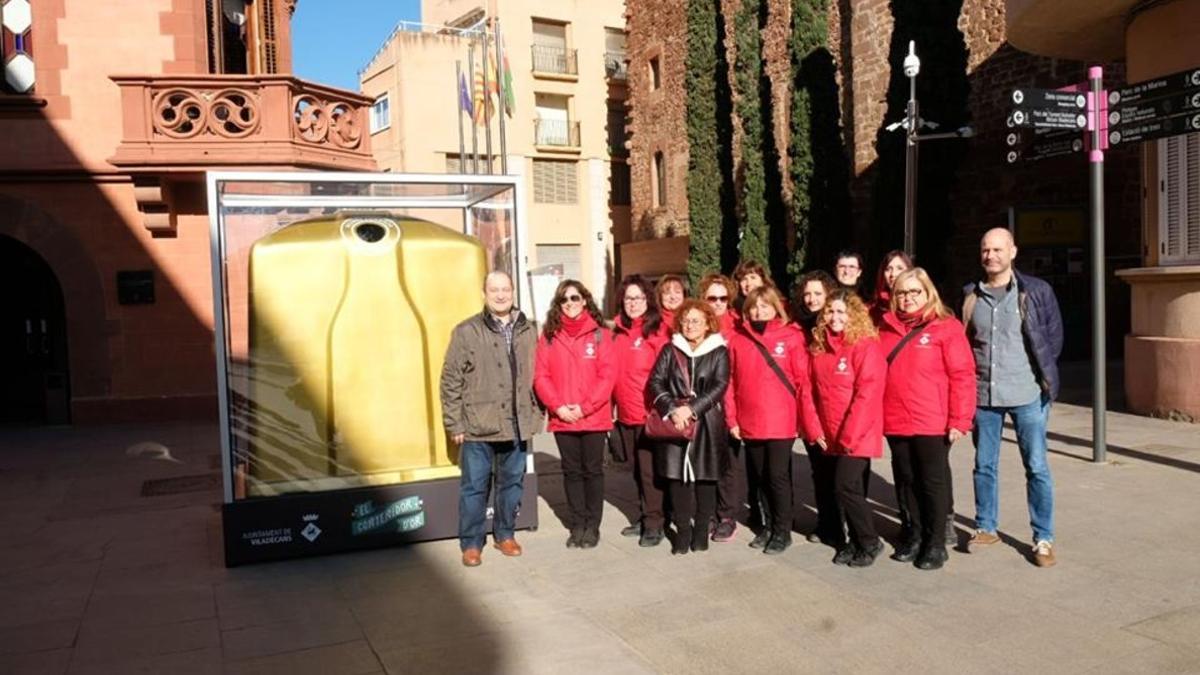 El alcalde de Viladecans, Carles Ruiz, posa al lado del Contenedor de Oro.