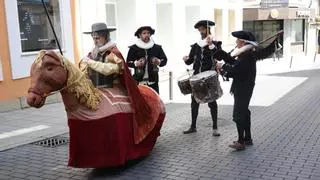 Video | La magia del teatro llena el centro de Cáceres de personajes clásicos