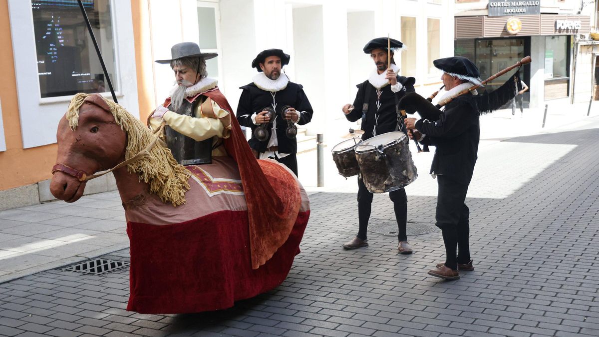 Video | La magia del teatro llena el centro de Cáceres de personajes clásicos