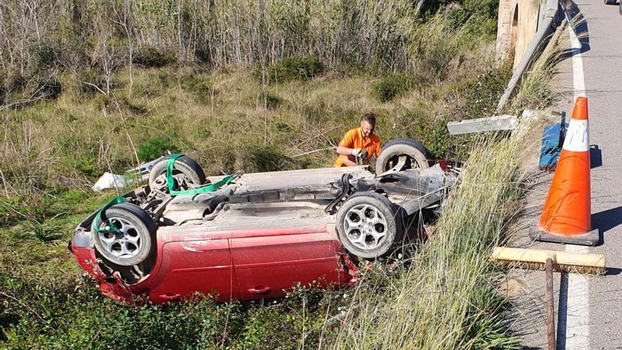 Un coche choca contra el guardarraíl de la carretera.