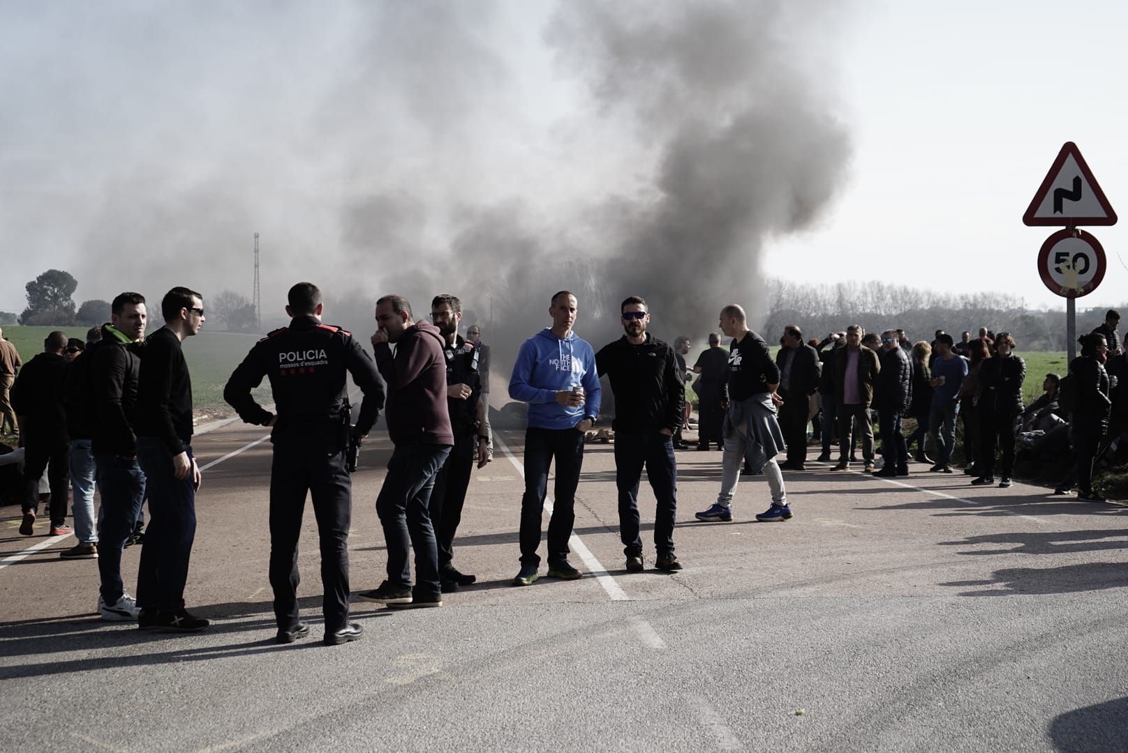 EN IMATGES | Funcionaris bloquegen l'accés a la presó de Lledoners