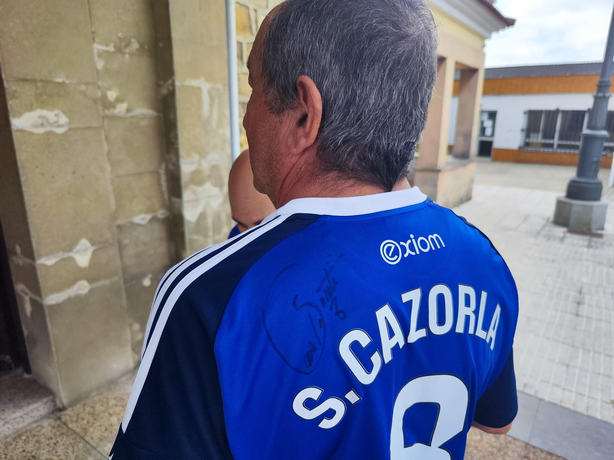 Ofrenda azul en Lugo de Llanera: los oviedistas agradecen a Santa María el ascenso a Primera