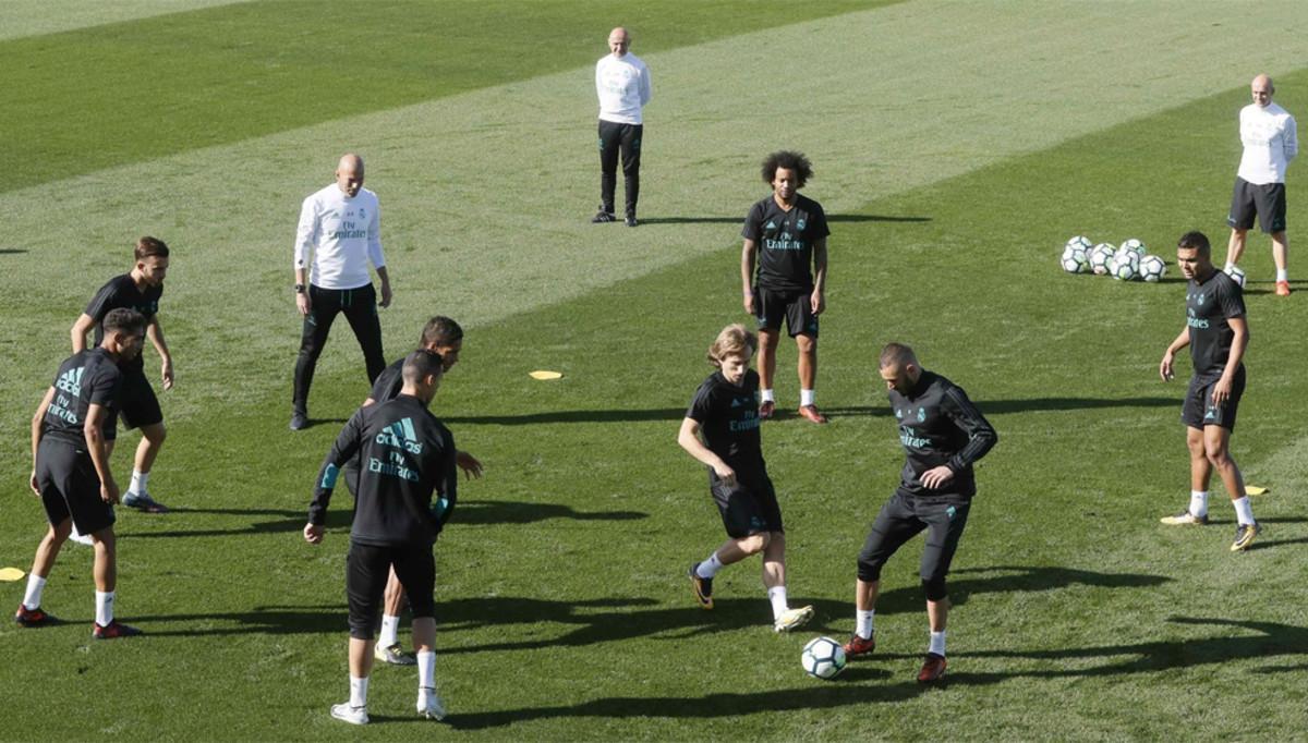 Zinedine Zidane en un rondo con sus jugadores en un entrenamiento del Real Madrid