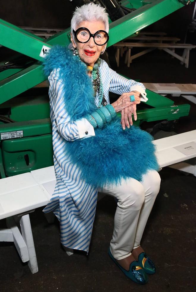 Iris Apfel con look en tonos azules