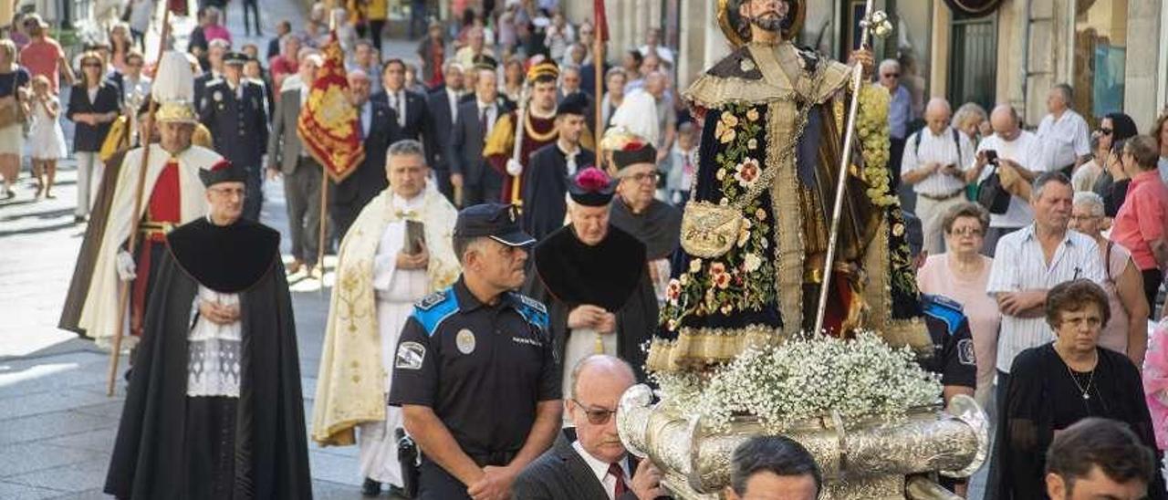 Procesión de San Roque, custodiada por la Policía Local. // Carlos Peteiro