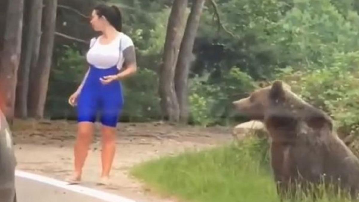 Posa junto a un oso en Rumanía para sacarse una foto