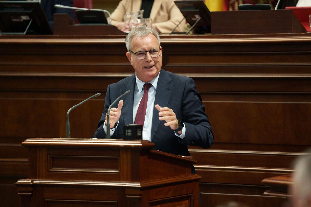 El portavoz del grupo Socialista, Sebastián Franquis, interviene en la primera jornada del debate sobre la nacionalidad canaria que se celebra este martes en el Parlamento de Canarias.