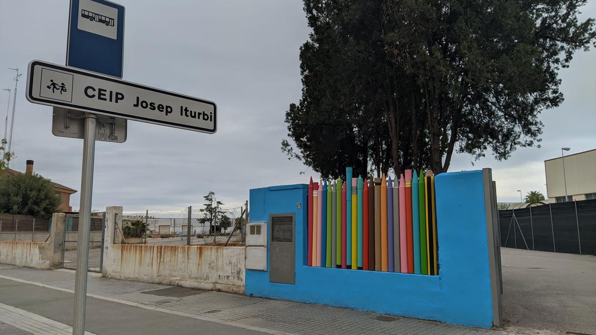 Así de colorida ha quedado la pieza artística situada en el acceso al colegio José Iturbi.