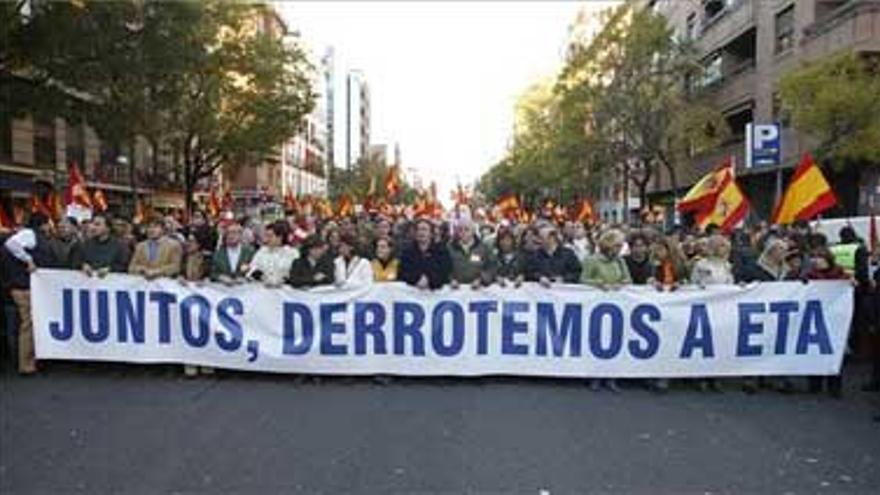 Miles de personas secundan la protesta de la AVT contra la política antiterrorista